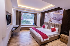 Habitación Deluxe, vistas a la ciudad | Caja fuerte, cortinas opacas, tabla de planchar con plancha