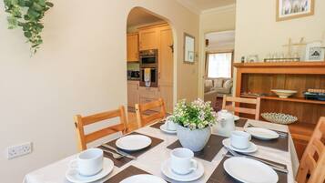 Cottage | Dining