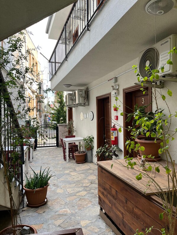 Outdoor dining - Lokal Ayvalık Guest Rooms (Balıkesir)