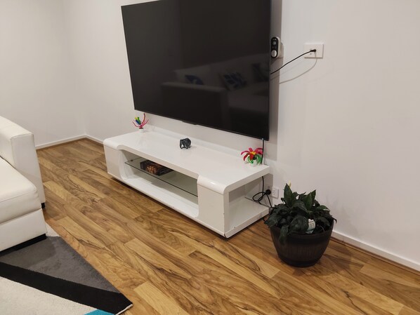 Smart TV - Clean and Cosy Family Home in Charlemont | Near Surf Coast and Near Geelong (Charlemont)