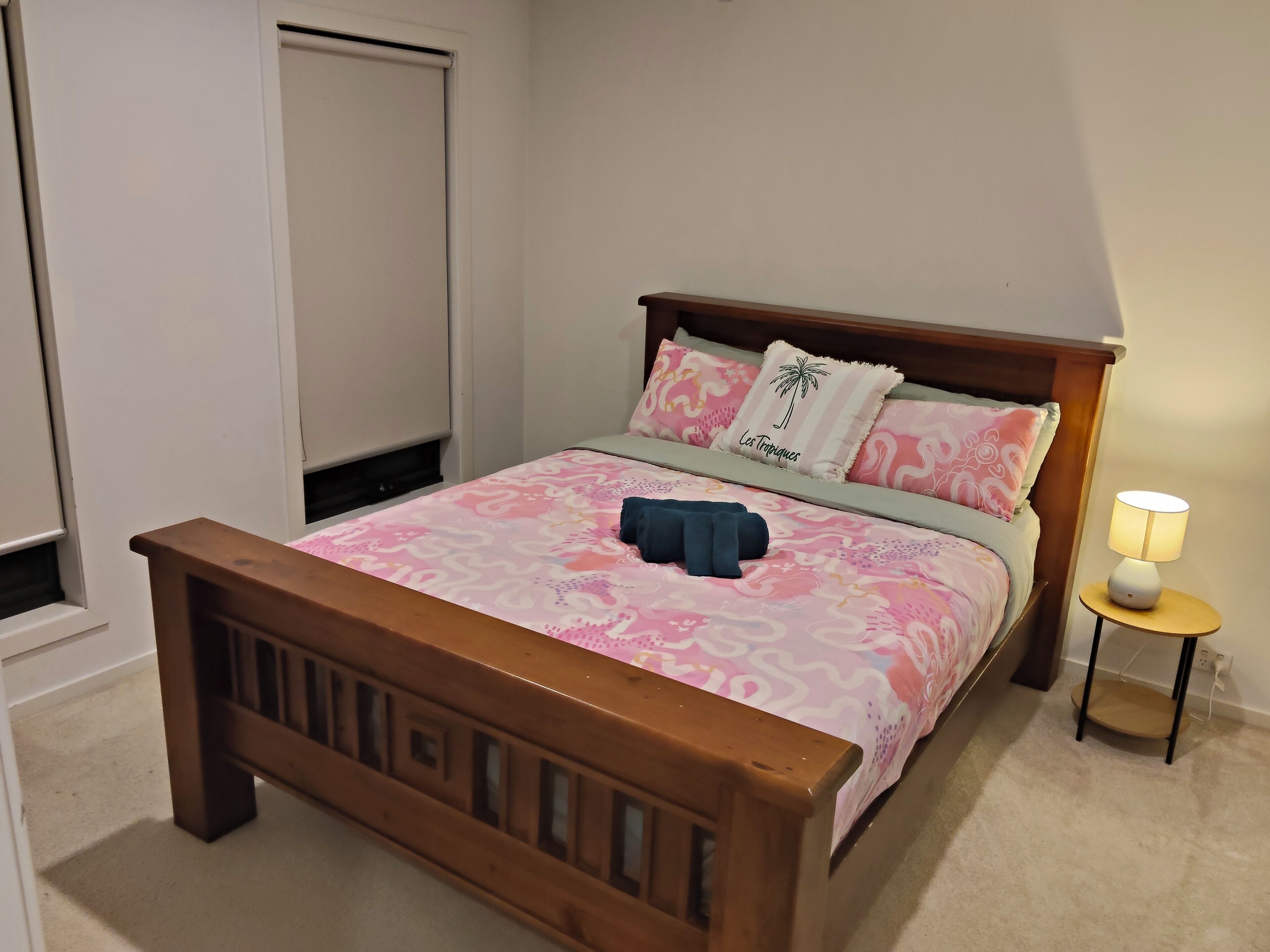 4 bedrooms, iron/ironing board, WiFi (free), bed sheets