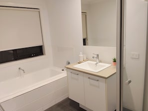 Shower, hair dryer, towels, soap - Cosy Family Home in Charlemont | Clean, Pet-Free & Near Surf Coast (Charlemont)