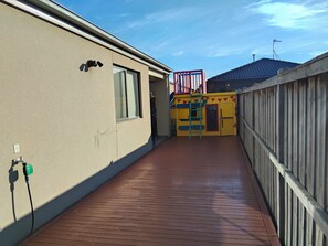 Property grounds - Clean and Cosy Family Home in Charlemont | Near Surf Coast and Near Geelong (Charlemont)