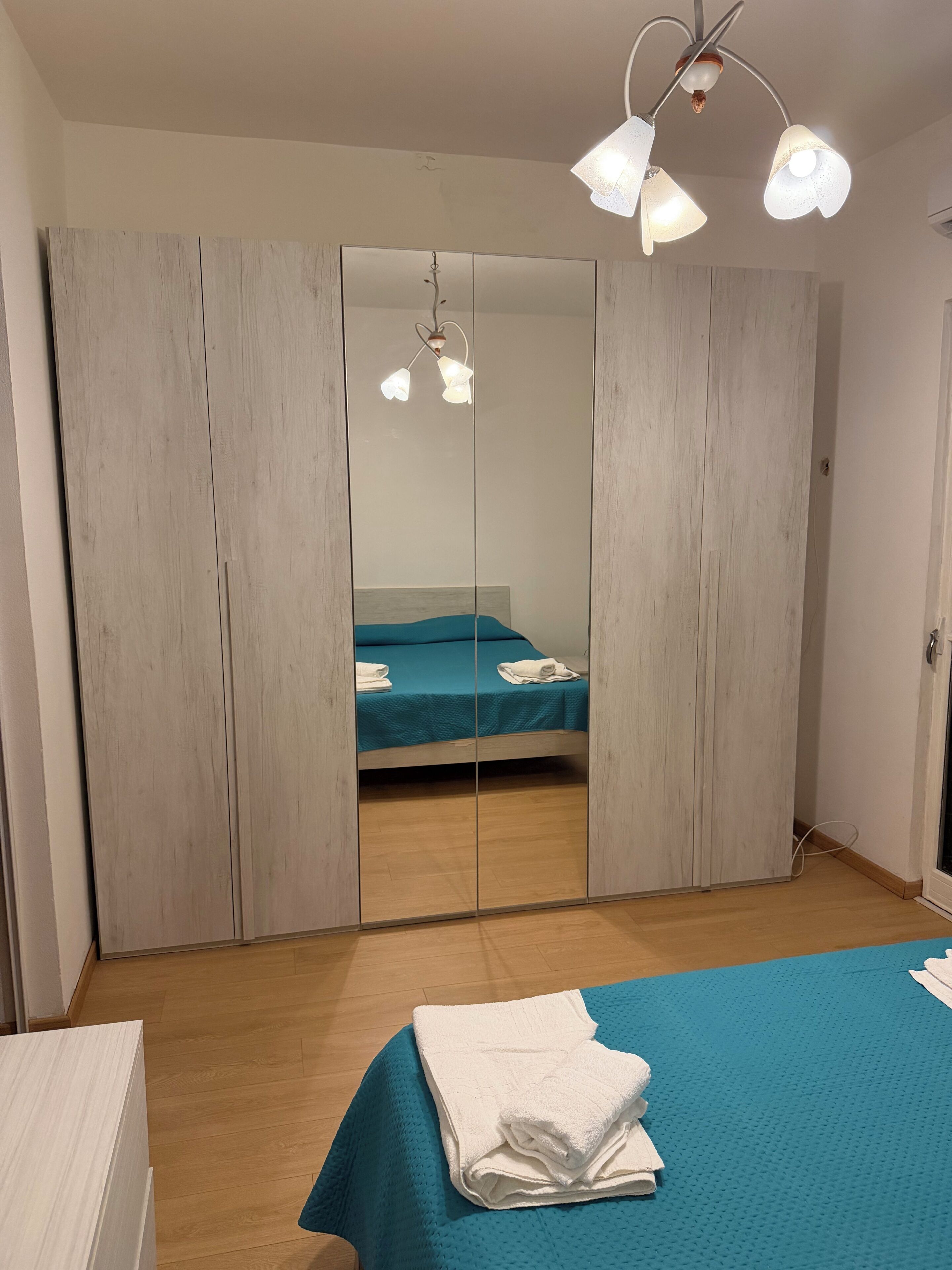 Cortinas blackout, tabla de planchar con plancha y wifi gratis 