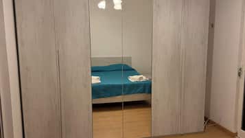 Cortinas blackout, tabla de planchar con plancha y wifi gratis