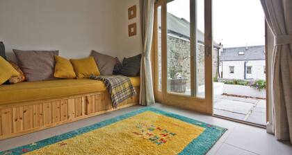 Rosgorm Cottage - Islay retreat near whisky, beach & sea