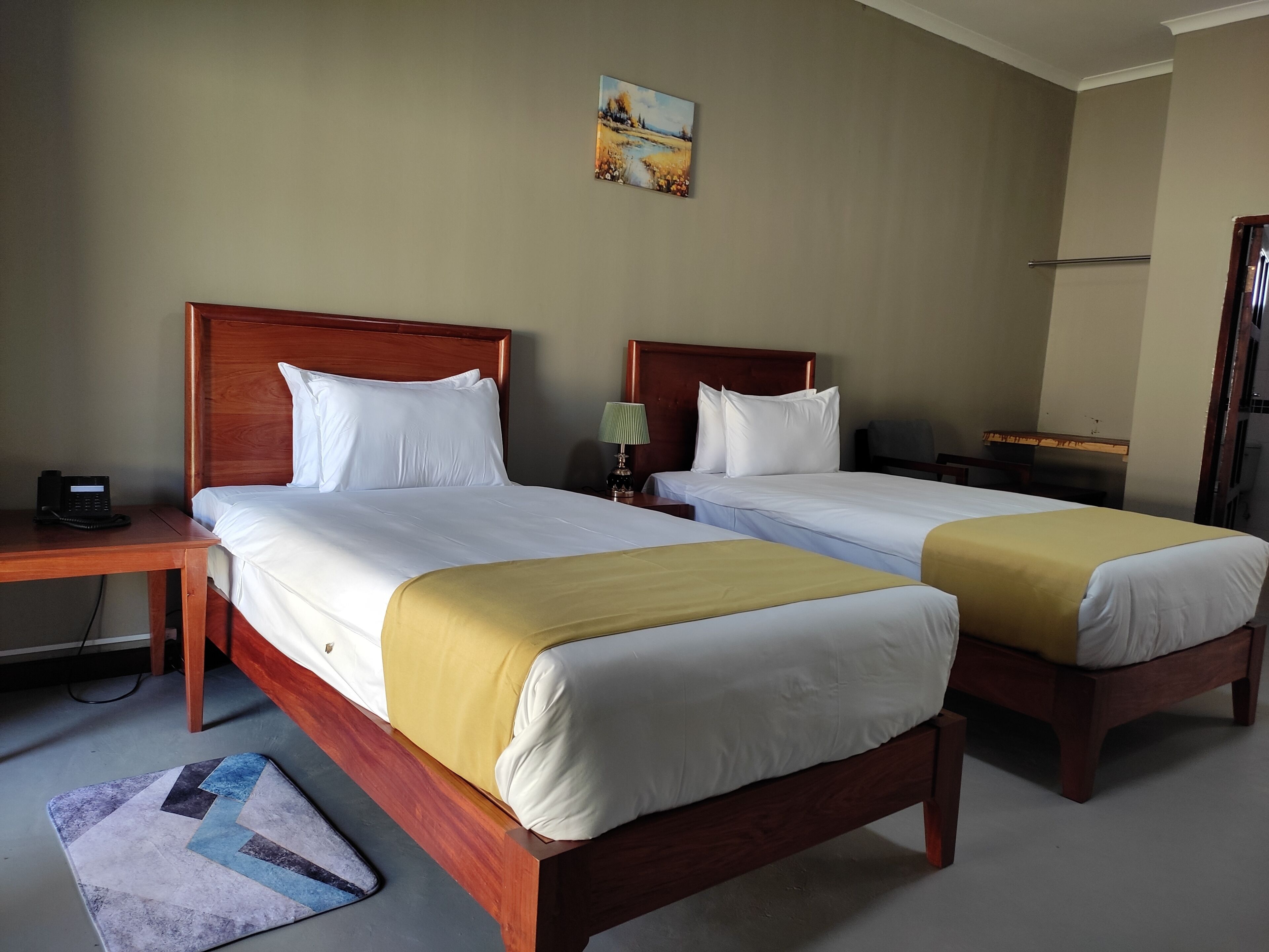 Habitación estándar con 2 camas individuales, balcón | Escritorio y wifi gratis