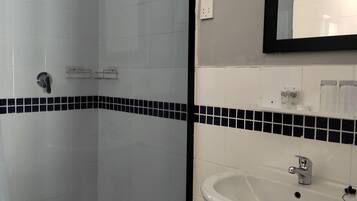 Comfort Studio, Balcony, Courtyard View | Bathroom | Shower, towels, soap, shampoo