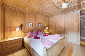 Desk, WiFi, bed sheets