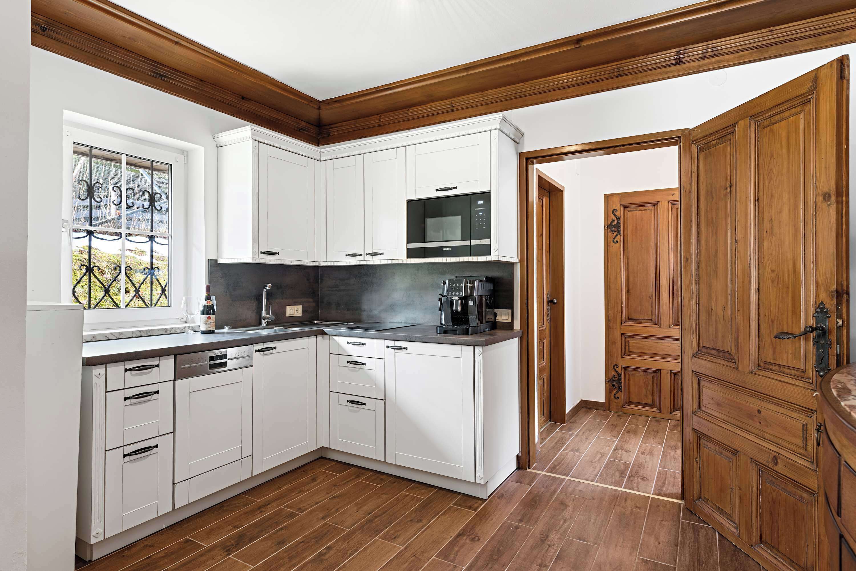 Coffee/tea maker, fridge, oven, stovetop