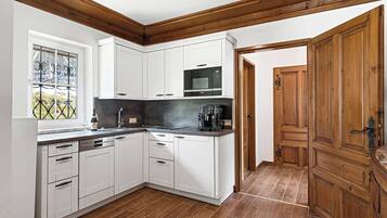 Coffee/tea maker, fridge, oven, stovetop