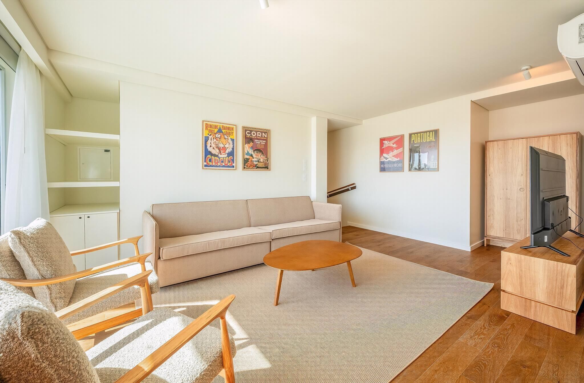 Appartement (Two-Bedroom Apartment with Terrace) | Woonruimte | Een 32-inch lcd-televisie met kabelzenders