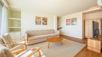 Appartement (Two-Bedroom Apartment with Terrace) | Woonruimte | Een 32-inch lcd-televisie met kabelzenders