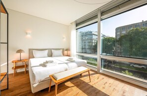 Departamento (One-Bedroom Standard Apartment) | Espacio para trabajar con laptop y decoración personalizada
