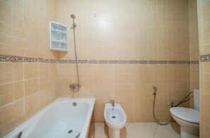 Shower, hair dryer, bidet, towels - Beachfront Comfort in the Heart of the City (Tanger)