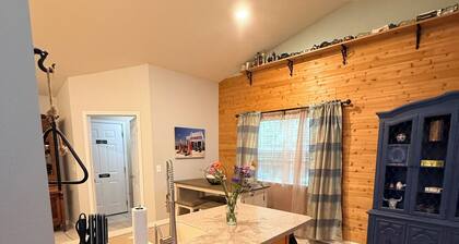 Hillside Hideaway is a spacious five-bedroom retreat nestled in a quiet neighborhood in St. Robert, Missouri, just minutes from Fort Leonard Wood