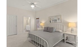 Room - Charming 3-bedroom house in Destin close to beach for a great get away. (Destin)