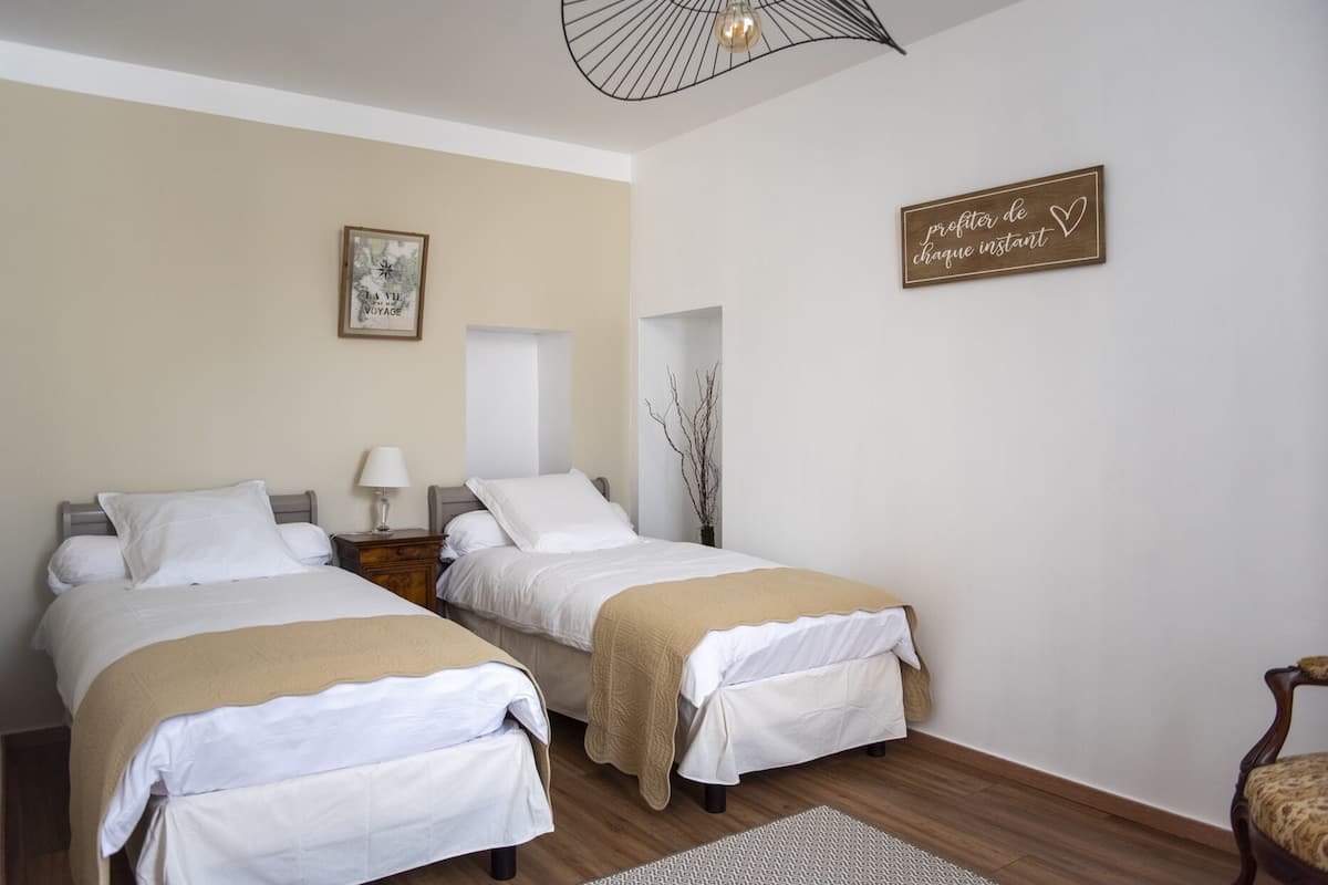 Habitación familiar con 2 camas individuales, vista al parque | Wifi gratis y ropa de cama