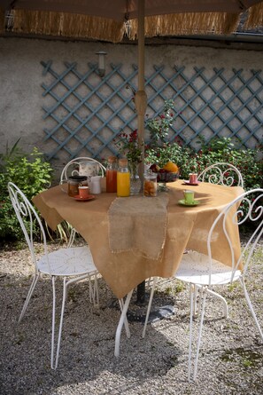 Outdoor dining - LA DEMEURE DU COMTE (Salles-la-Source)