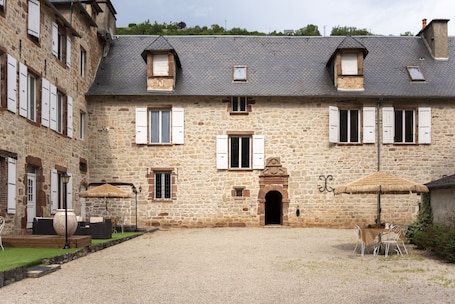 LA DEMEURE DU COMTE
