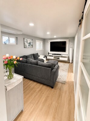 Smart TV - Walking distance to anywhere, in downtown restaurants,stores and parks. (Logan)