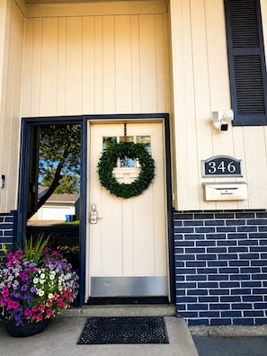 Exterior detail - Walking distance to anywhere, in downtown restaurants,stores and parks. (Logan)