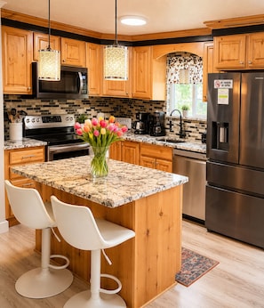 Private kitchen - Walking distance to anywhere, in downtown restaurants,stores and parks. (Logan)