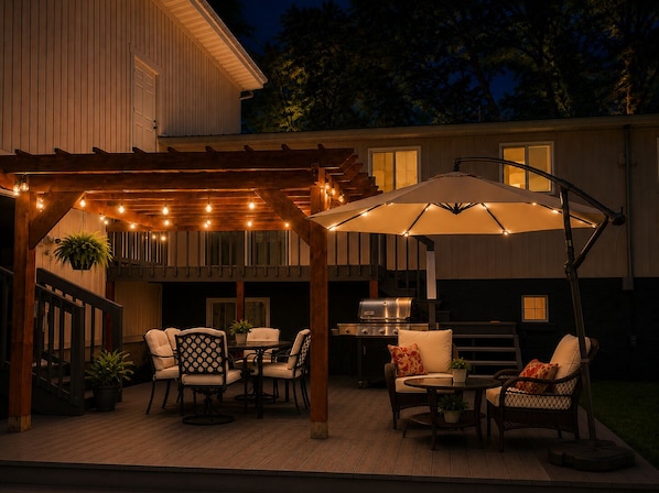 Outdoor dining - Walking distance to anywhere, in downtown restaurants,stores and parks. (Logan)