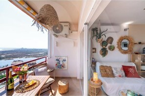Outdoor dining - Vrbo Property (Roses)