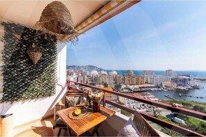 Outdoor dining - Vrbo Property (Roses)
