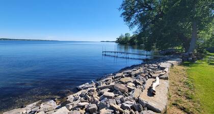 New Lakefront Gem- 140ft Private Shoreline & Dock, AC, Kayaks, Firepit