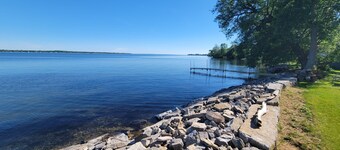 New Lakefront Gem- 140ft Private Shoreline & Dock, AC, Kayaks, Firepit