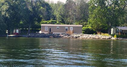 New Lakefront Gem- 140ft Private Shoreline & Dock, AC, Kayaks, Firepit