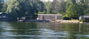 New Lakefront Gem- 140ft Private Shoreline & Dock, AC, Kayaks, Firepit