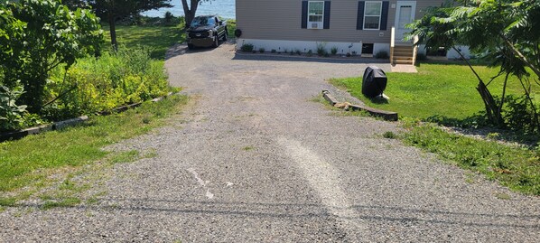 Property grounds - New Lakefront Gem- 140ft Private Shoreline & Dock, AC, Kayaks, Firepit (Three Mile Bay)