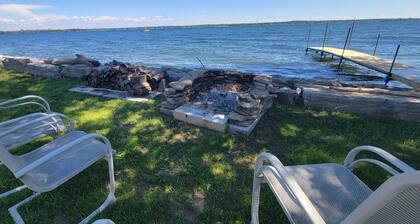 New Lakefront Gem- 140ft Private Shoreline & Dock, AC, Kayaks, Firepit