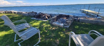 New Lakefront Gem- 140ft Private Shoreline & Dock, AC, Kayaks, Firepit