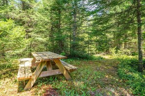 Ein Picknicktisch in bewaldeter Landschaft.