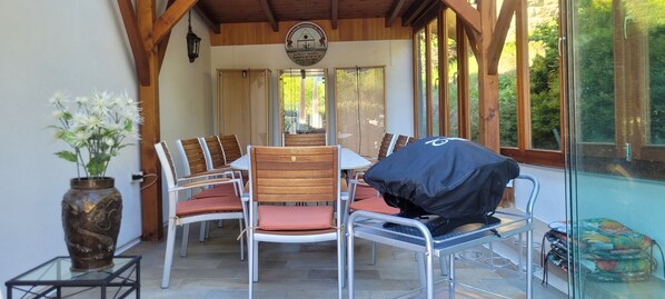 Outdoor dining - Vrbo Property (Laab im Walde)