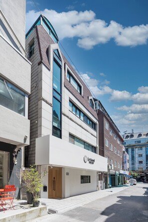 Een modern gebouw met een platte gevel, grote ramen en een duidelijke entree.