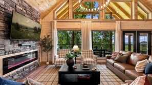 Fernseher, Kamin, Bücher