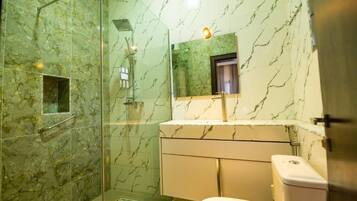 Economy-Apartment, Balkon, Stadtblick | Badezimmer