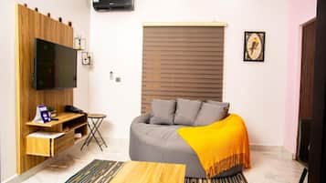 Apartamento econômico, sacada, vista para a cidade | Área de estar