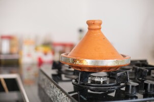 Una estufa con una olla encima.