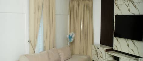 Departamento superior, 4 habitaciones, cocineta, vista a la ciudad | Área de sala de estar
