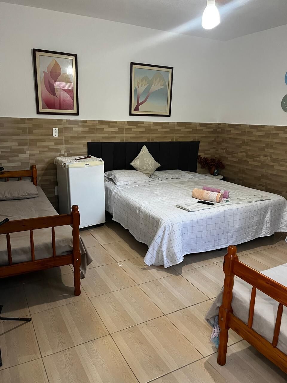 Habitación básica con 2 camas individuales