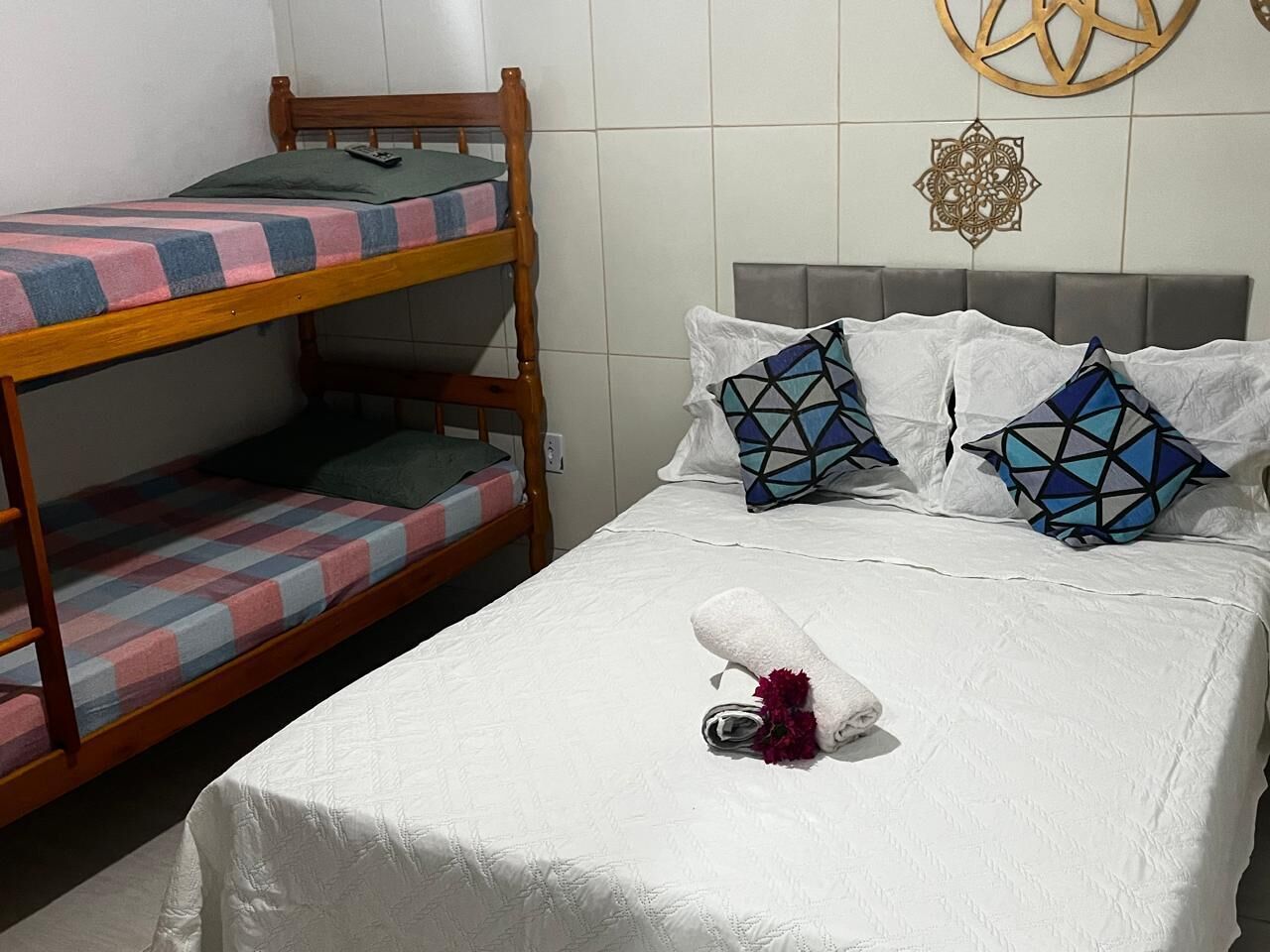 Habitación básica con 2 camas individuales