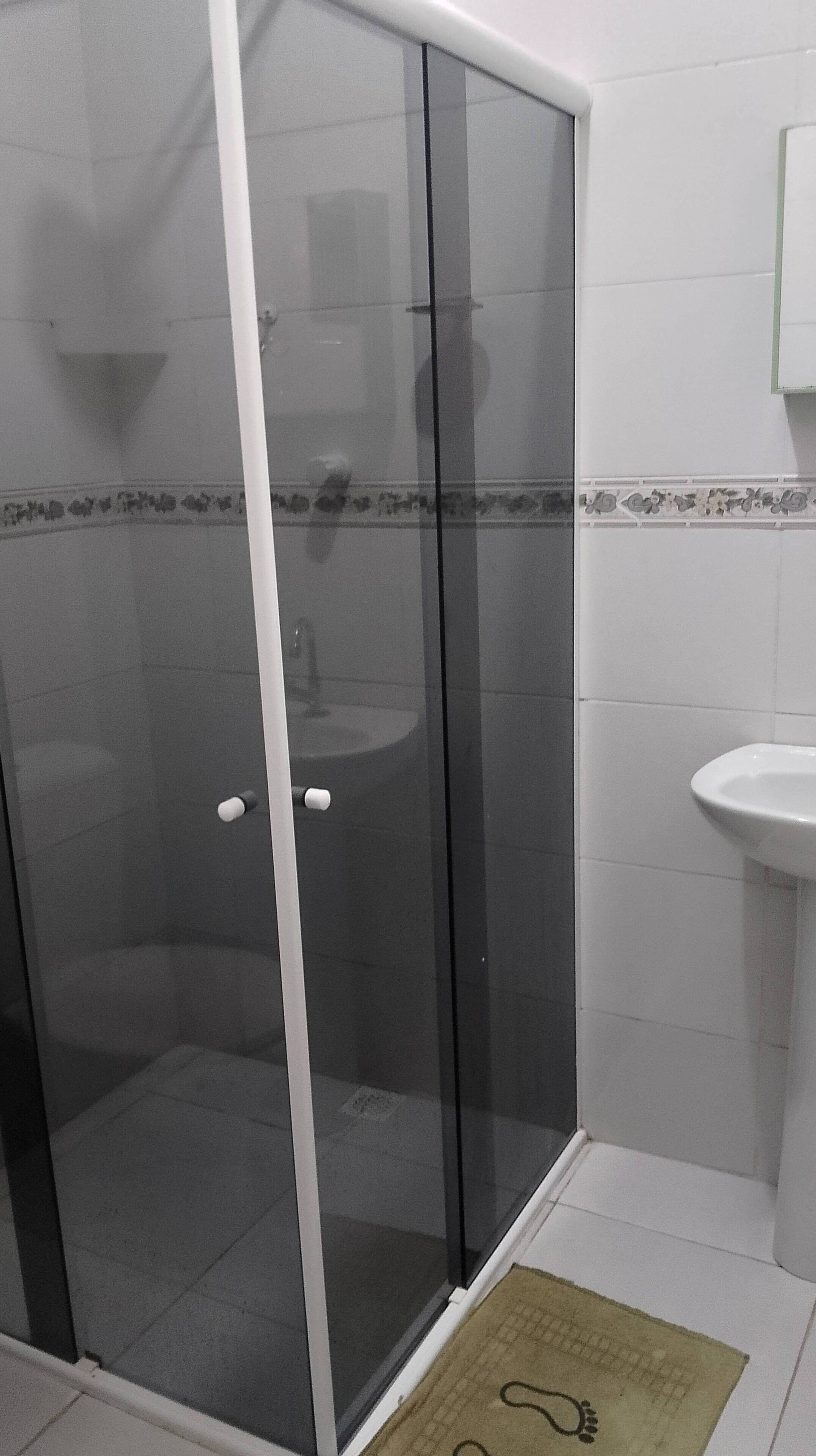 Chambre avec lits jumeaux | Salle de bain | Douche, serviettes fournies, savon, papier toilette