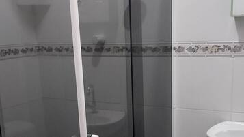 Chambre avec lits jumeaux | Salle de bain | Douche, serviettes fournies, savon, papier toilette