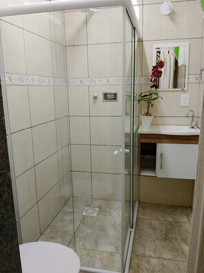 Shower, handuk, sabun, dan tisu toilet